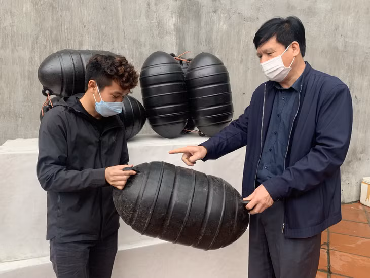 Lãnh đạo Phòng NN&amp;PTNT huyện kiểm tra một cơ sở sản xuất, kinh doanh phao HDPE trên địa bàn.