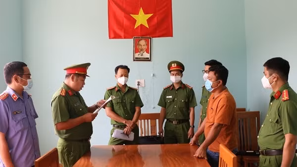 Đọc lệnh bắt bắt bị can để tạm giam và lệnh khám xét nơi ở, nơi làm việc của Đặng Văn Ân (áo màu cam).