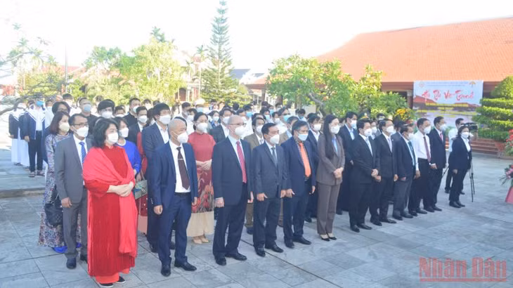 Các đại biểu cùng nhau ôn lại cuộc đời, sự nghiệp hoạt động cách mạng của Thủ tướng Phạm Văn Đồng.