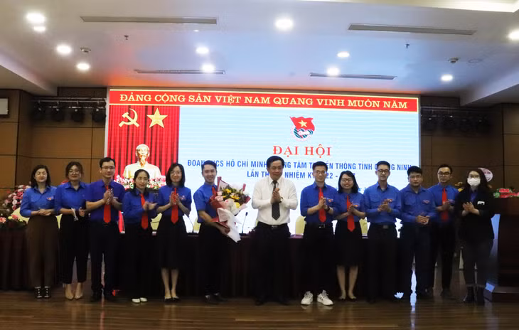 Đồng chí Mai Vũ Tuấn, Bí thư Đảng ủy, Giám đốc Trung tâm Truyền thông tỉnh tặng hoa chúc mừng Ban Chấp hành Đoàn Thanh niên Trung tâm Truyền thông tỉnh nhiệm kỳ 2022-2027.