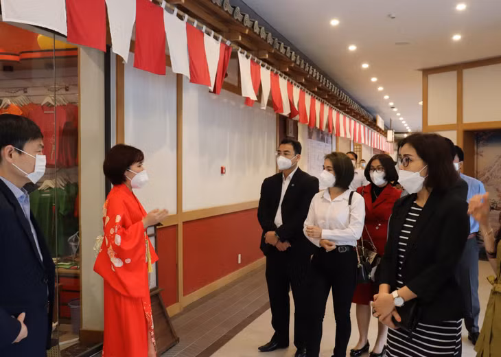 Du khách tham quan khu nghỉ dưỡng suối khoáng nóng Yoko Onsen Quang Hanh (TP Cẩm Phả).