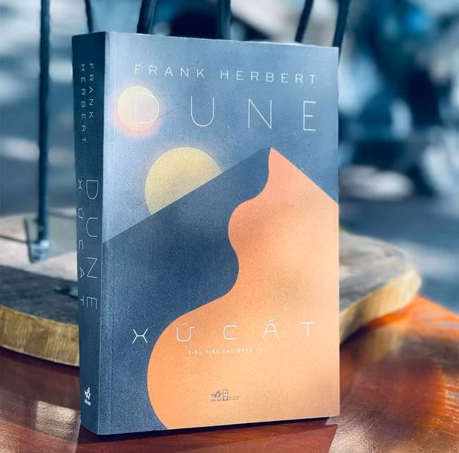 Phim chuyển thể từ tiểu thuyết cùng tên (phát hành tiếng Việt với tên Xứ cát) của Frank Herbert, xuất bản lần đầu năm 1965. Xứ cát là tác phẩm kinh điển, được vinh danh là tác phẩm khoa học giả tưởng bán chạy nhất mọi thời đại. Cuốn tiểu thuyết đã nhận được giải thưởng văn học Nebula (1965) và Hugo (1966), có mặt trong danh sách các tác phẩm lớn do độc giả bình chọn.