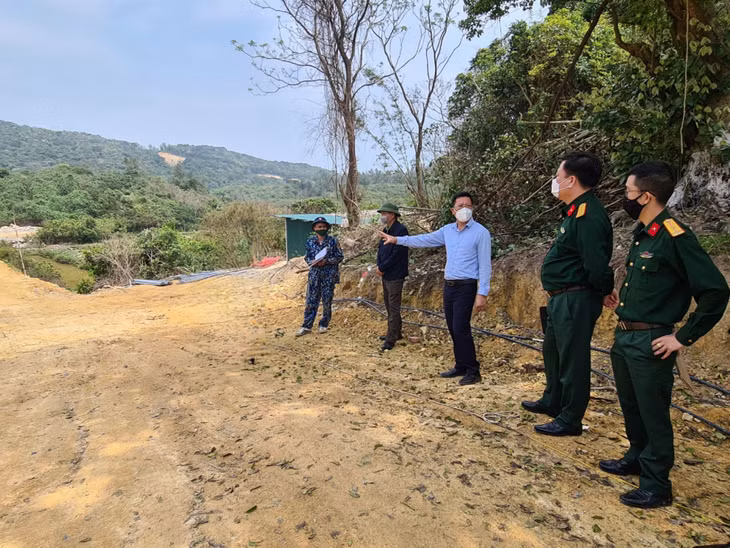 Ngày 17/3, đại diện lãnh đạo Viettel Quảng Ninh cùng lãnh đạo huyện Cô Tô đi khảo sát xây dựng trạm phát sóng tại đảo Trần.