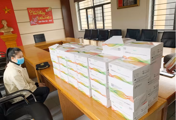 Lực lượng chức năng thu giữ 3.000 bộ kit test Covid-19 không có chứng từ chứng minh nguồn gốc, rao bán trên mạng xã hội.