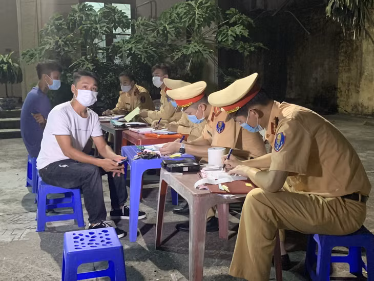 Công an TP Cẩm Phả lập biên bản người vi phạm Luật giao thông.