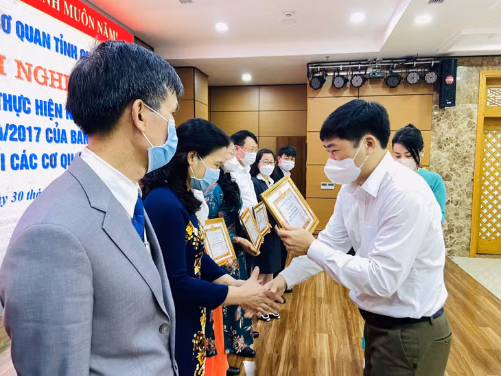Đại diện lãnh đạo Đảng ủy Khối các cơ quan tỉnh tặng Bằng khen cho các tổ chức đảng và đảng viên hoàn thành xuất sắc nhiệm vụ 5 năm liền (2017-2021).