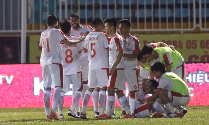 Hoàng Minh bật khóc sau khi ghi bàn gỡ hòa 2-2 cho Viettel ở cuối hiệp hai. Ảnh: Hoàng Nghệ.