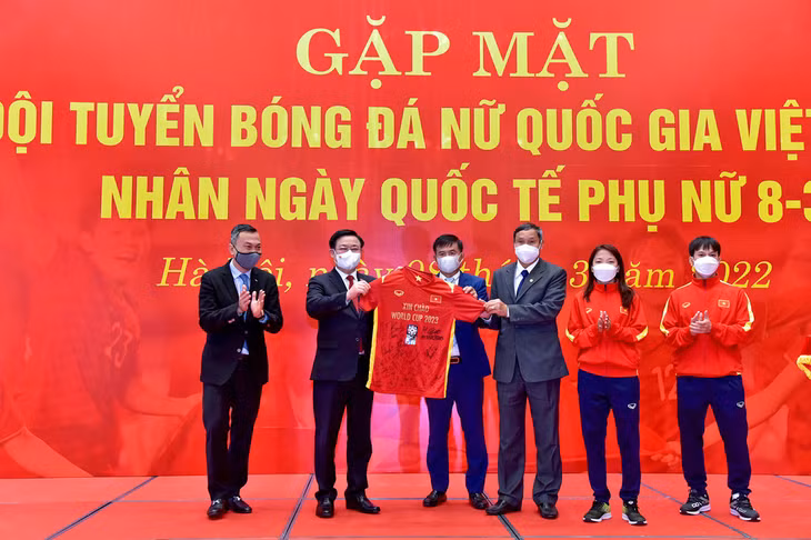 Đội tuyển nữ quốc gia tặng chiếc áo đấu có chữ ký của Ban huấn luyện và các cầu thủ cho Chủ tịch Quốc hội Vương Đình Huệ. (Ảnh: Đăng Anh)