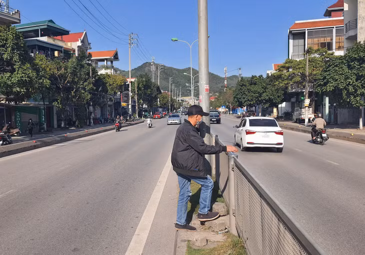 Ngay cả người cao tuổi cũng bất chấp "vượt rào".