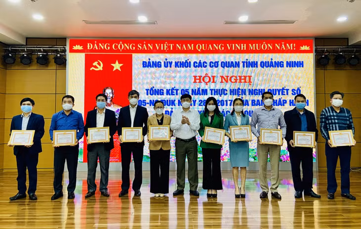 Đại diện lãnh đạo Đảng ủy Khối các cơ quan tỉnh tặng Bằng khen cho các tập thể tiêu biểu trong triển khai thực hiện Nghị quyết 05.