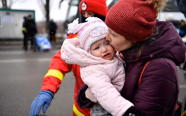 Em bé theo mẹ từ Ukraine đến Romania lánh nạn, cửa khẩu biên giới Siret, Romania, ngày 7/3/2022. Ảnh: Reuters