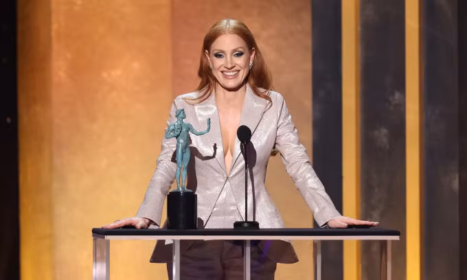 Jessica Chastain nhận giải nữ chính tại Screen Actors Guild Awards hồi giữa tháng 3. Ảnh: Vanity Fair