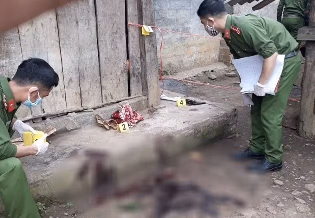 Khám nghiệm hiện trường vụ án.