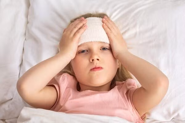 Khi trẻ mắc bệnh sởi thường có biểu hiện sốt, sau đó phát ban từ mặt xuống bụng và chân tay.
