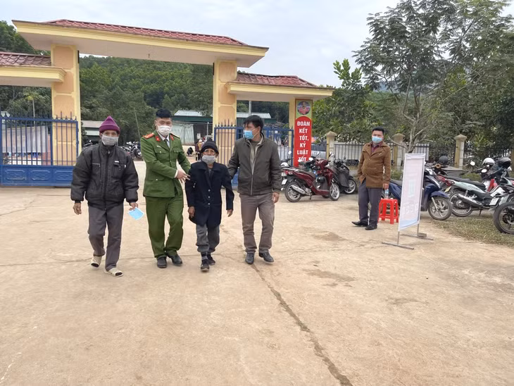 Các lực lượng xã Thanh Lâm, huyện Ba Chẽ, hỗ trợ đưa người dân đến điểm tiêm vắc-xin phòng Covid-19.