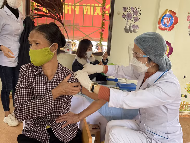 Tiêm vắc-xin phòng Covid-19 cho người dân tại xã Thanh Lâm (huyện Ba Chẽ).