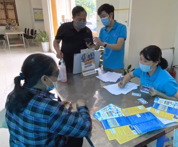 Làm thủ tục tham gia BHXH cho người dân tại BHXH huyện Tiên Yên.
