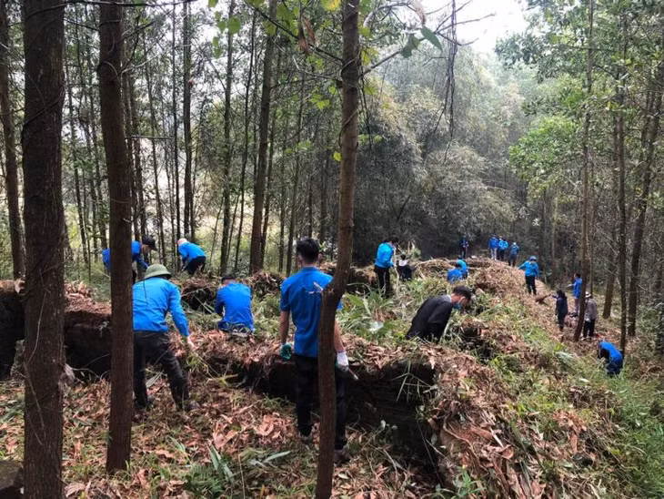 Lực lượng đoàn viên, thanh niên huyện Ba Chẽ tham gia dọn dẹp vệ sinh môi trường tại xã Nam Sơn.