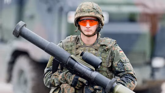 Một người lính cầm máy phóng tên lửa chống tăng Panzerfaust tại khu huấn luyện quân sự Munster ở Lower Saxony, Đức. Ảnh: Getty Images
