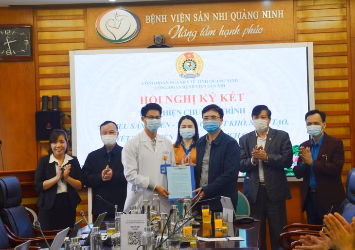 Đại diện Ban Giám đốc và Công đoàn Bệnh viện Sản Nhi ký kết thực hiện chương trình “1 triệu sáng kiến – nỗ lực vượt khó, sáng tạo, quyết tâm chiến thắng đại dịch Covid-19”.