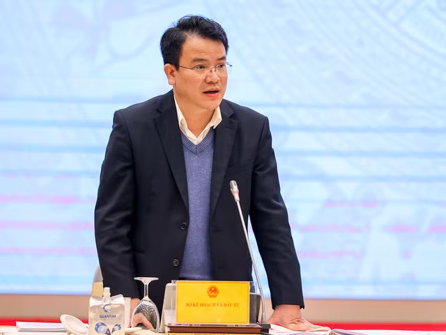 Thứ trưởng Bộ Kế hoạch và Đầu tư Trần Quốc Phương trả lời tại họp báo. Ảnh: VGP/Nhật Bắc