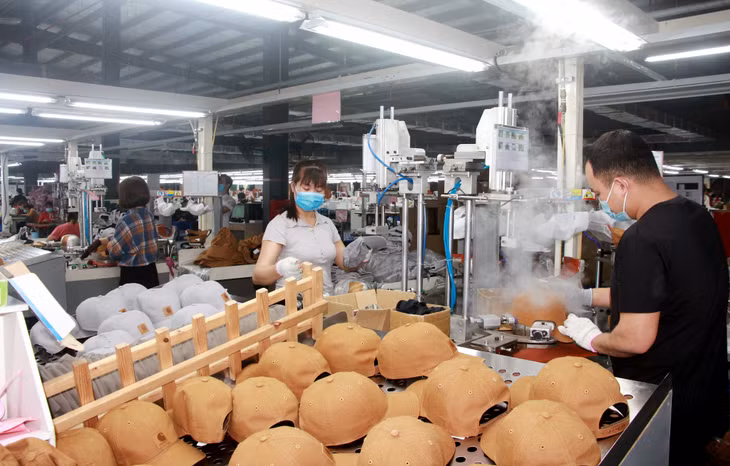 Sản xuất mũ xuất khẩu tại Công ty TNHH Dệt may Weitai Hạ Long (KCN Việt Hưng). Ảnh: Mạnh Trường
