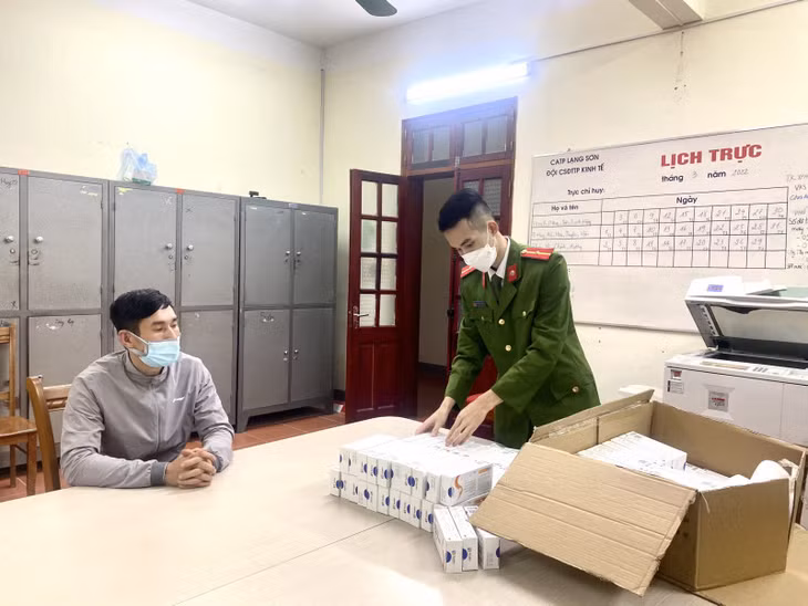 Đội Cảnh sát kinh tế Công an thành phố tiến hành kiểm đếm số hàng hóa vi phạm.