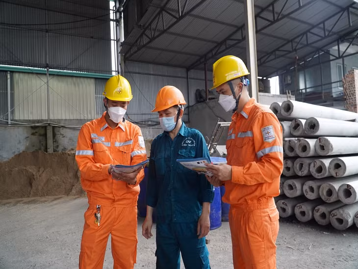 Công nhân Điện lực TP Hạ Long tuyên truyền, vận động các cơ sở kinh doanh hưởng ứng chiến dịch Giờ Trái đất 2022 và hạn chế tối đa sản xuất vào giờ cao điểm, tắt hết các thiết bị điện không cần thiết.