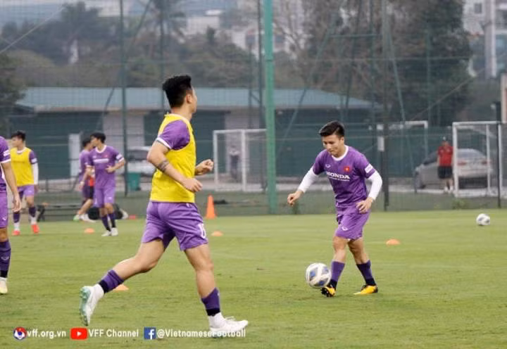 Quang Hải và nhóm cầu thủ Hà Nội FC chỉ tập nhẹ trong ngày tập trung đầu tiên.