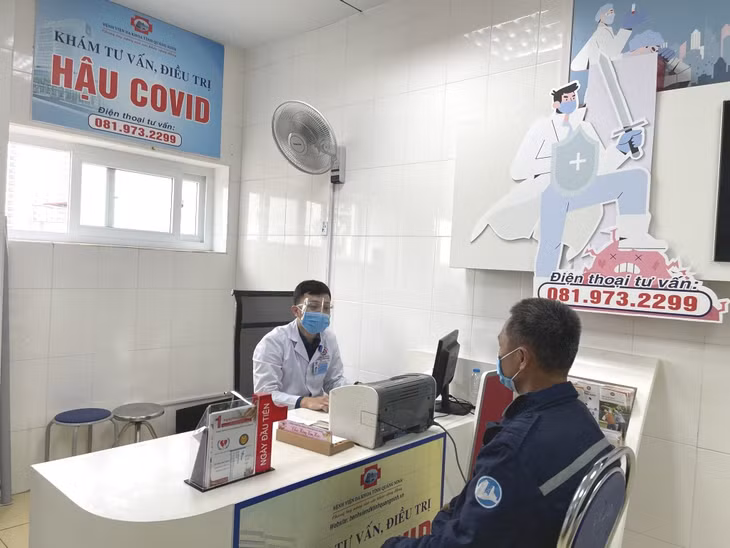 Bác sĩ tư vấn cho người dân tại Phòng khám, tư vấn điều trị hậu Covid-19 (Bệnh viện Đa khoa tỉnh).