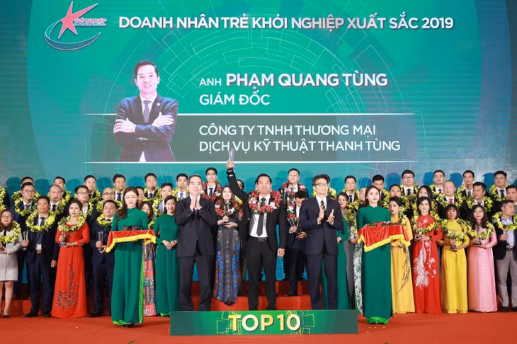 Doanh nhân Phạm Quang Tùng đón nhận Danh hiệu TOP10 Doanh nhân trẻ khởi nghiệp xuất sắc 2019