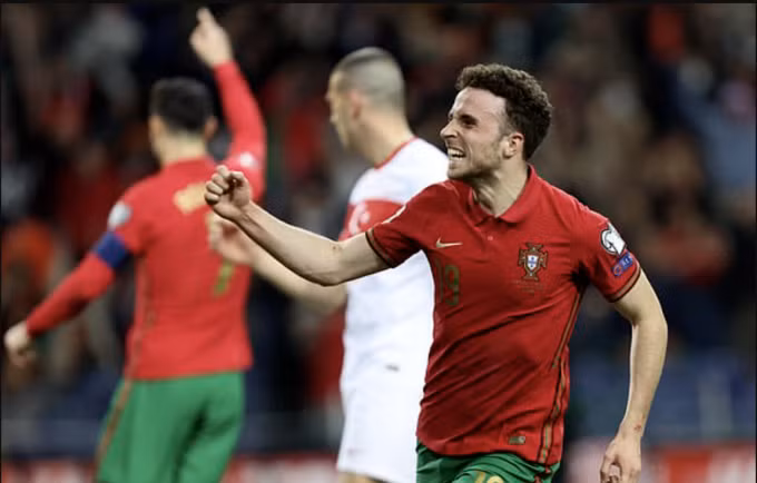 Diogo Jota (phải) mừng bàn nâng tỷ số lên 2-0 trước Thổ Nhĩ Kì trên sân Dragao tối 24/3, khi Ronaldo (trái) kiểm tra xem đồng đội đã việt vị hay chưa. Ảnh: AP