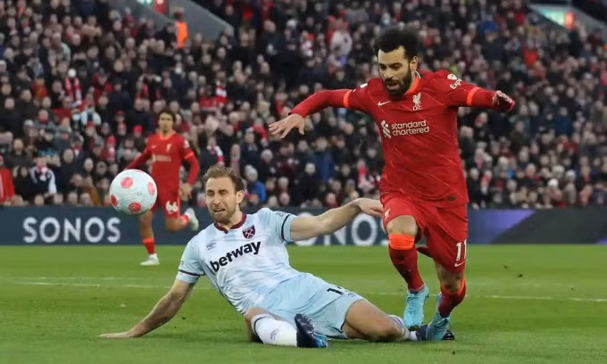 Salah kém duyên khi bỏ lỡ nhiều cơ hội rõ ràng. Ảnh: Reuters.