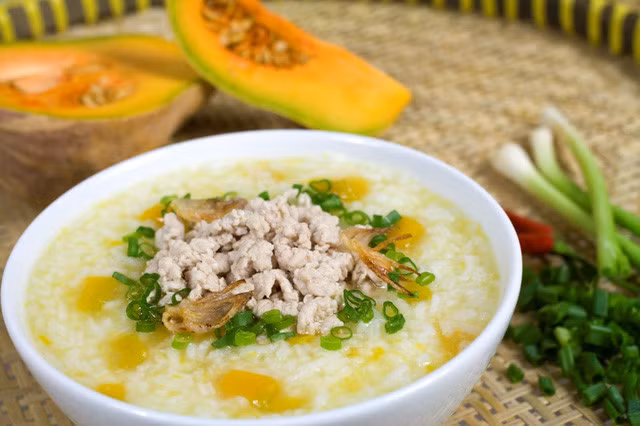 Cháo thịt nạc bí đỏ dễ tiêu hóa phù hợp với người mắc COVID khi sốt, đau đầu, mệt mỏi