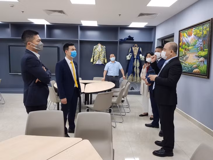 Tiến sĩ Vũ Văn Viện, Trưởng Khoa Du lịch, Đại học Hạ Long (ngoài cùng, bên phải) giới thiệu không gian văn hóa các nước nói tiếng Anh cho đại biểu Sun Group vùng Đông Bắc.