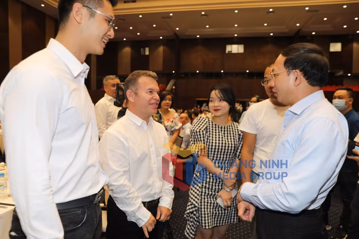 Bí thư Tỉnh ủy Nguyễn Xuân Ký gặp gỡ, trao đổi cùng các doanh nghiệp (10-2021). Ảnh: Đỗ Phương