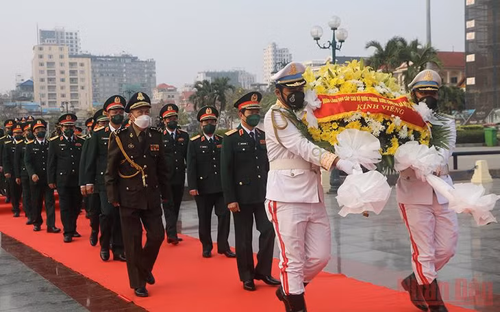 Đoàn đến đặt hoa tại Tượng đài Hữu nghị Việt Nam-Campuchia ở thủ đô Phnom Penh. (Ảnh: Nguyễn Hiệp)