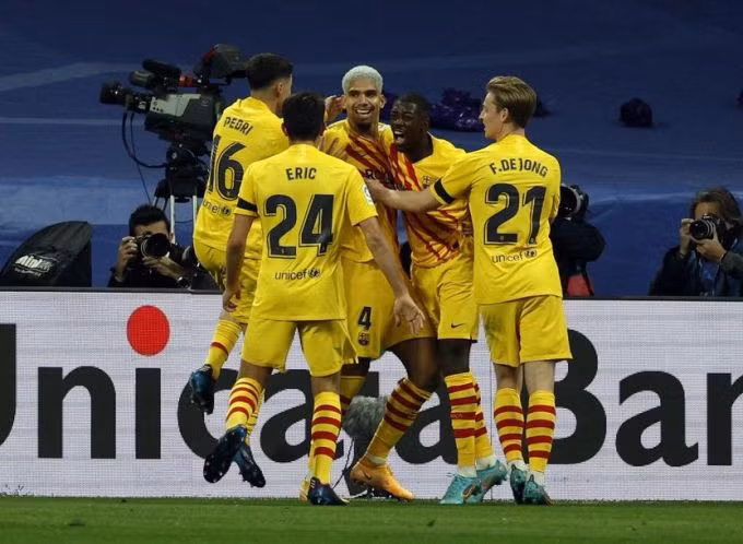 Cầu thủ Barca mừng bàn nâng tỷ số 2-0 của Araujo (giữa). Ảnh: EFE