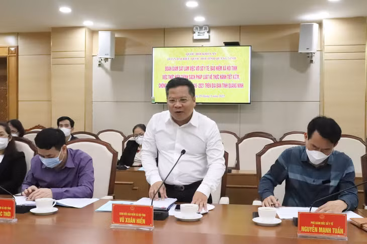Lãnh đạo Bảo hiểm Xã hội tỉnh báo cáo tại buổi giám sát.