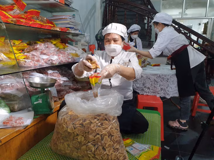 Bà Lê Thị Kim Thùy tự tay đóng gói sản phẩm.