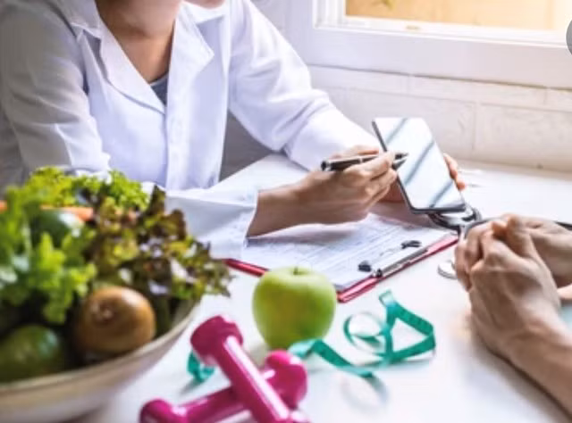 Điều trị viêm phế quản, cần tuân thủ dùng thuốc đúng chỉ định, kết hợp dinh dưỡng và tập luyện hợp lí.