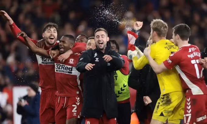 Cầu thủ Middlesbrough chia vui sau khi vượt qua Tottenham để vào tứ kết Cup FA. Ảnh: Reuters.