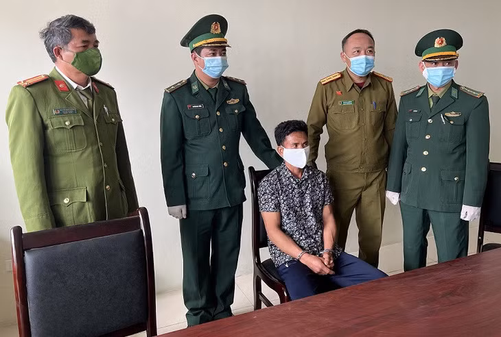 Các đơn vị, cơ quan chức năng liên quan làm thủ tục bàn giao đối tượng Lò Văn Thoan ở Cửa khẩu quốc tế Cầu Treo, tỉnh Quảng Bình.