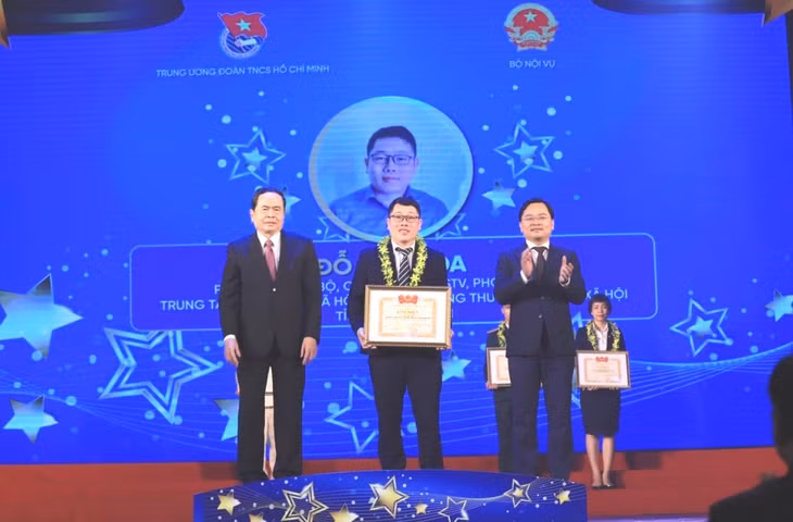 Anh Đỗ Anh Hòa nhận Giải thưởng “Cán bộ, công chức, viên chức trẻ giỏi toàn quốc lần thứ III” năm 2021 do Trung ương Đoàn trao tặng.