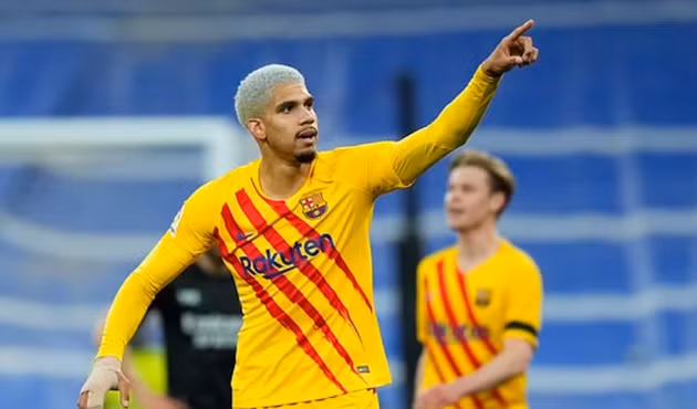 Araujo là trụ cột hàng thủ Barcelona.
