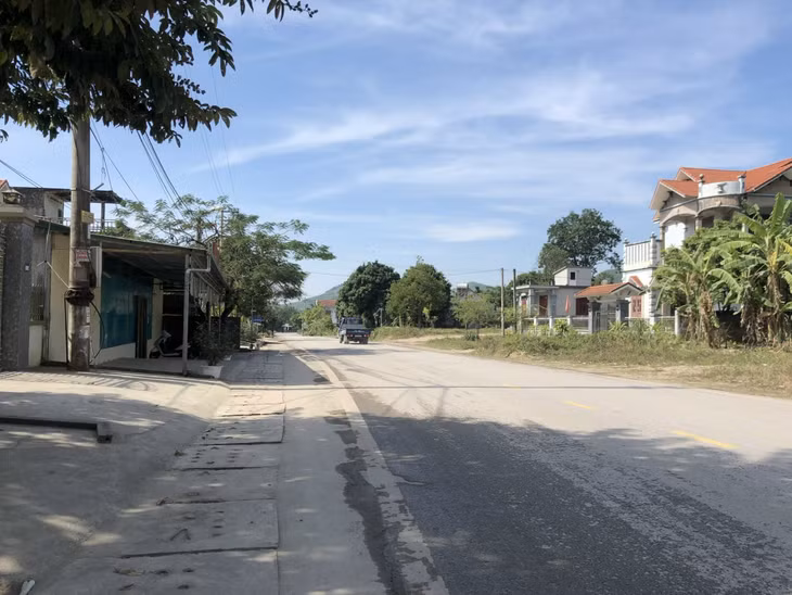 Tỉnh lộ 326 đoạn qua thôn Tân Tiến (xã Dương Huy) được bổ sung cống thoát nước có nắp đậy.