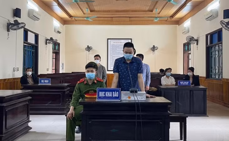 Bị cáo Đinh Bảo Trung và các đồng phạm tại phiên tòa xét xử sơ thẩm.