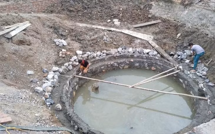 Giếng mới đang được xây trong lòng giếng cũ. (Ảnh: Báo Pháp luật)