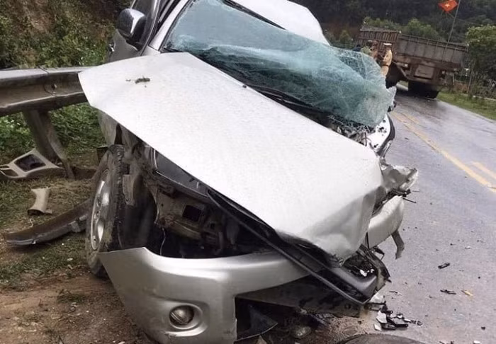 Xe bán tải bị vò nát sau va chạm, thai phụ và chồng con may mắn thoát chết 1