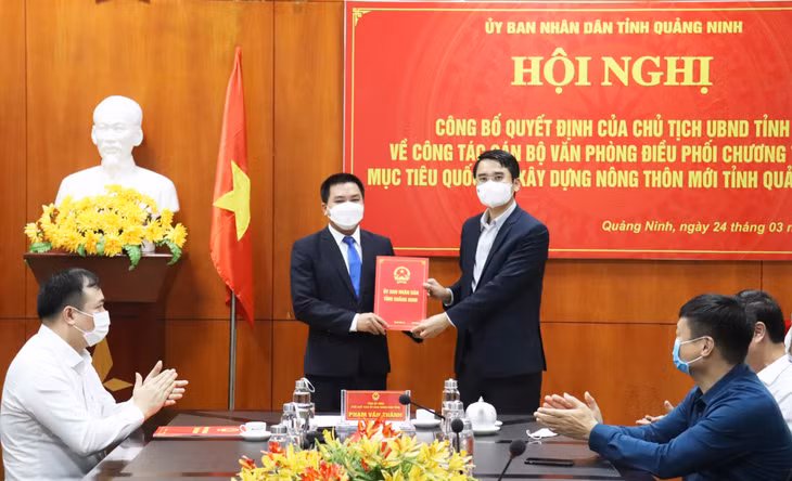Đồng chí Phạm Văn Thành, Phó Chủ tịch UBND tỉnh, trao quyết định cho đồng chí Nguyễn Văn Vọng.